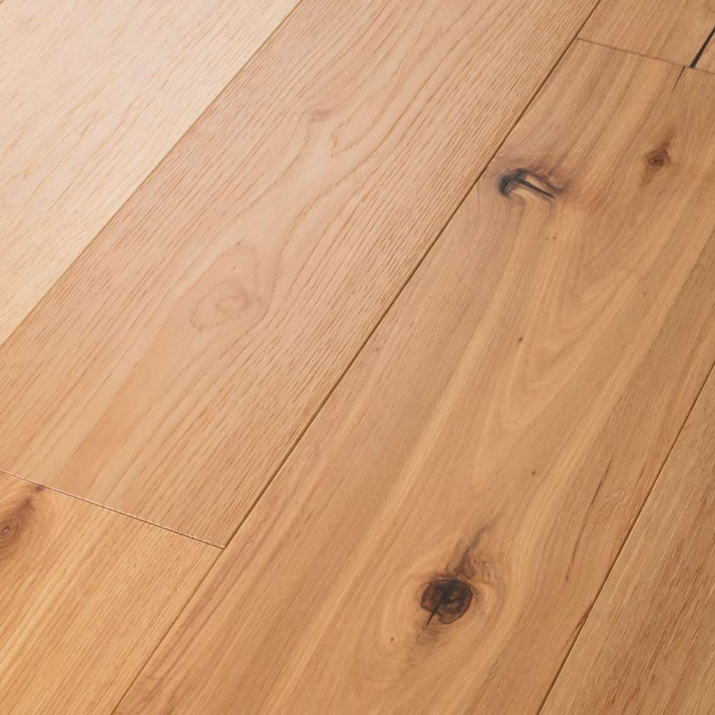  Creating its stunning character are stylish 7 1/2" widths, extremely handsome linear graining, and sawn face veneers that closely resemble solid hardwood.